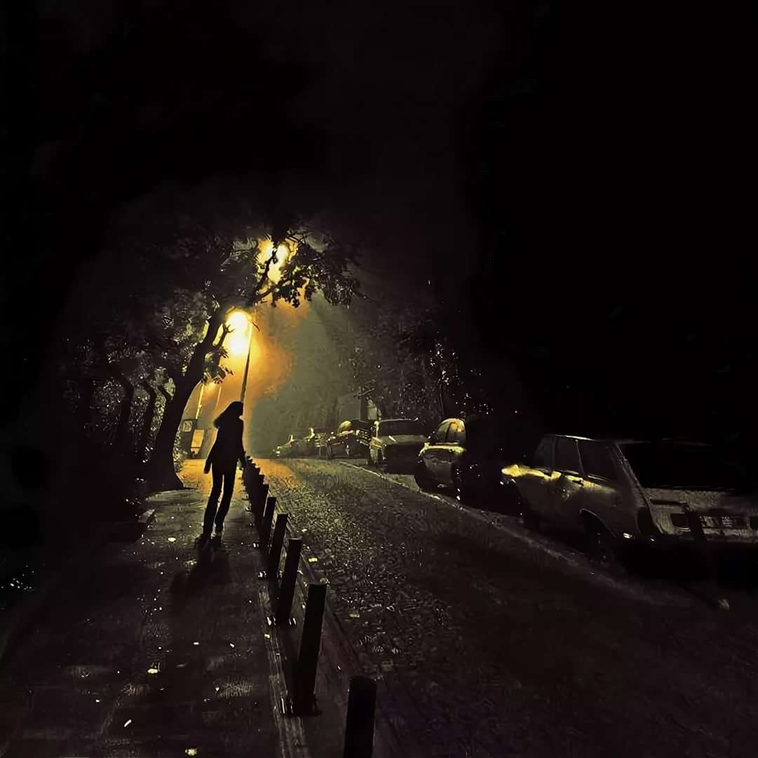 Enter light. Улица ночью. Человек ночью на улице. Прогулка ночью. Парень ночью.
