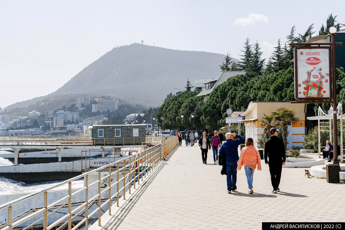 Каким был город-курорт Алушта при СССР и каким стал сейчас? 8 фотографий,  сделанных с одной точки в прошлом и настоящем | Путешествия и всего по  чуть-чуть | Дзен