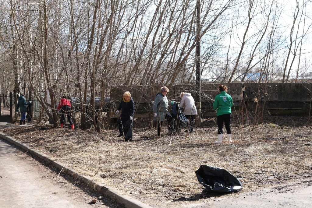 В Твери на первом в году субботнике навели порядок на восьми территориях