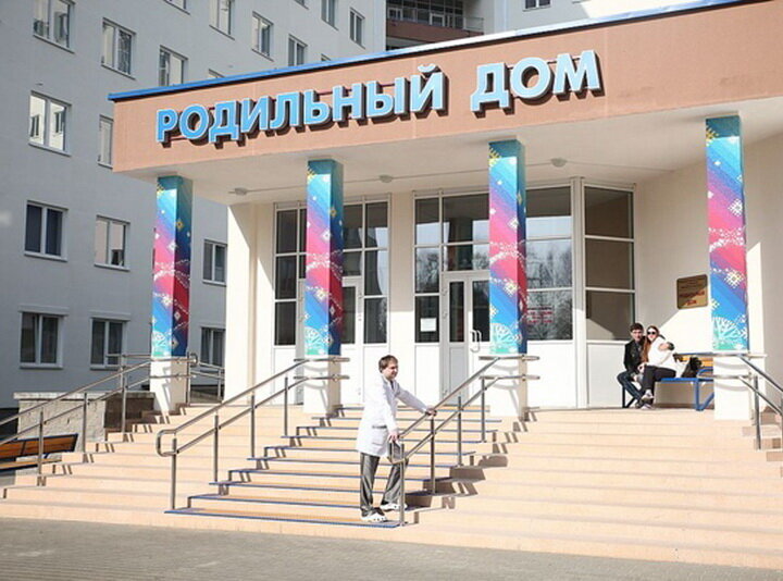 Здание роддома фото