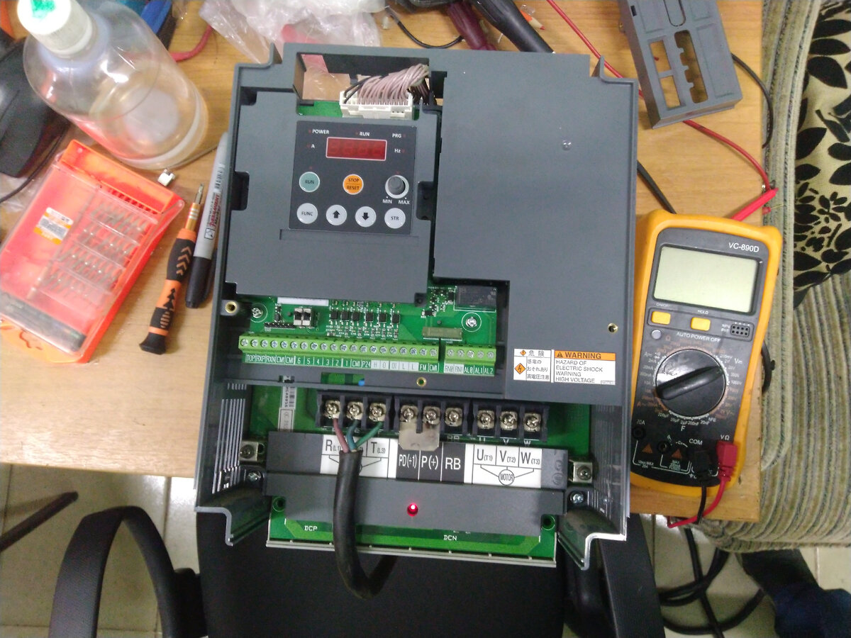 Горит светодиод наличия напряжения.