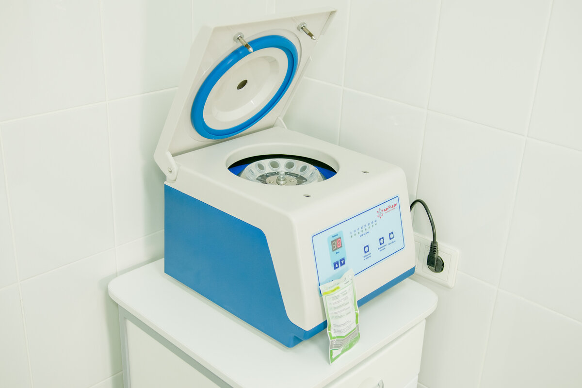 Для проведения процедуры плазмолифтинга кровь пациента центрифугируется в специальном аппарате.