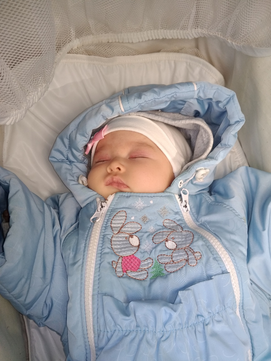 Салима спит в коляске