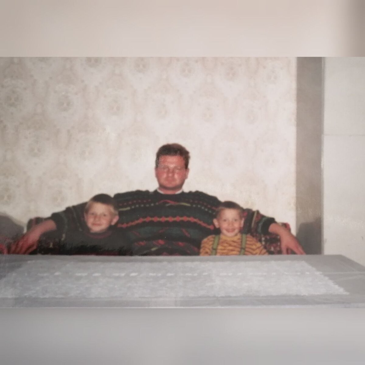 Мои 3 брата, это моё 14- летие отмечали, мне подарили фотоаппарат и я всех фоткала))