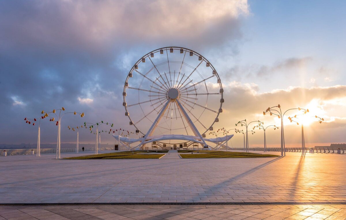 Колесо обозрения в Баку, набережная Каспийского моря