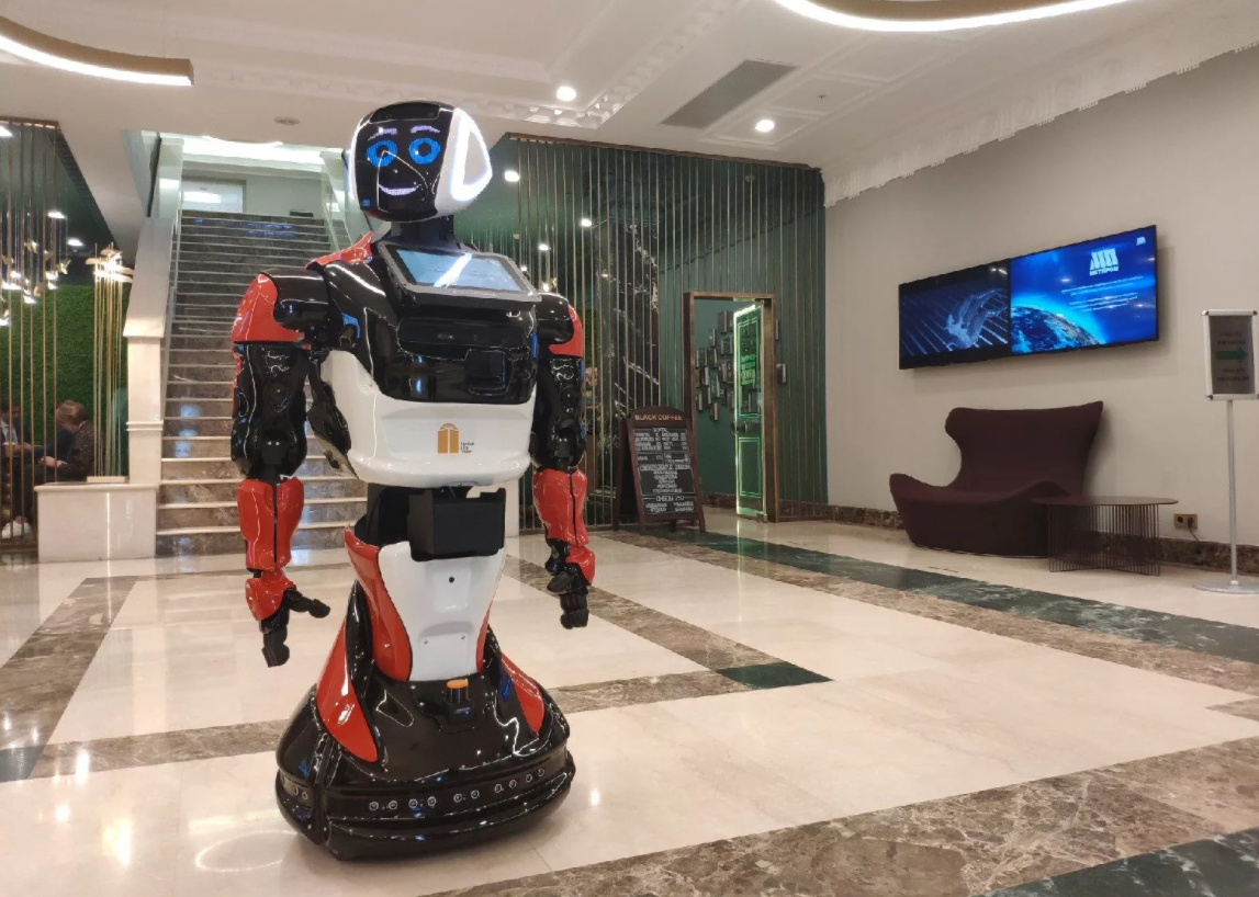 Робот-консьерж компании "Промобот" работает в отеле Crystal City Tower