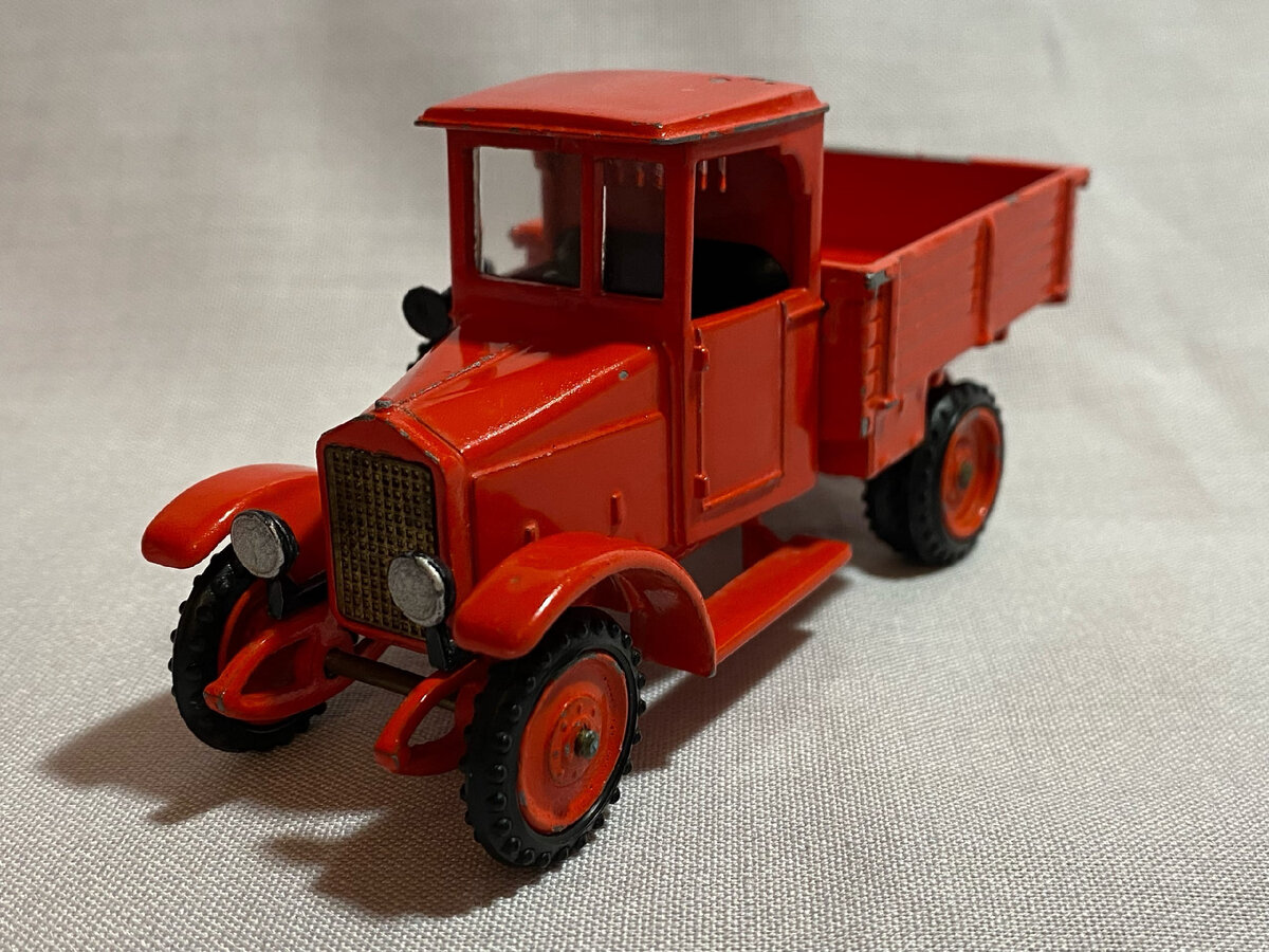 Повторюсь, что модель характеризуется значительным весом - пожалуй, это первое что ты ощущаешь, беря машинку в руки. Тяжесть объясняется тем, что моделька АМО Ф15 изготавливалась филиалом Зила (а именно такой статус имел РААЗ) из металлических частей: кабина, рама, колесные диски и даже кузов - всё было железным! Исключение составляли лишь покрышки, салон, лобовое стекло и клаксон, которые чаще всего были пластиковыми. 