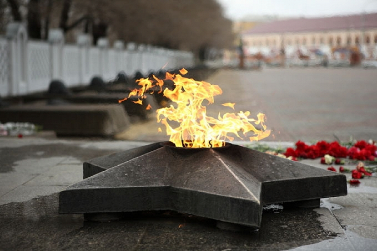 Огонь отечества. Мемориал вечный огонь Красноярск. Памятники с вечным огнем Великой Отечественной войны. Вечный огонь мемориал Победы. Парк Победы».(вечный огонь,музей боевой славы) Уфа.