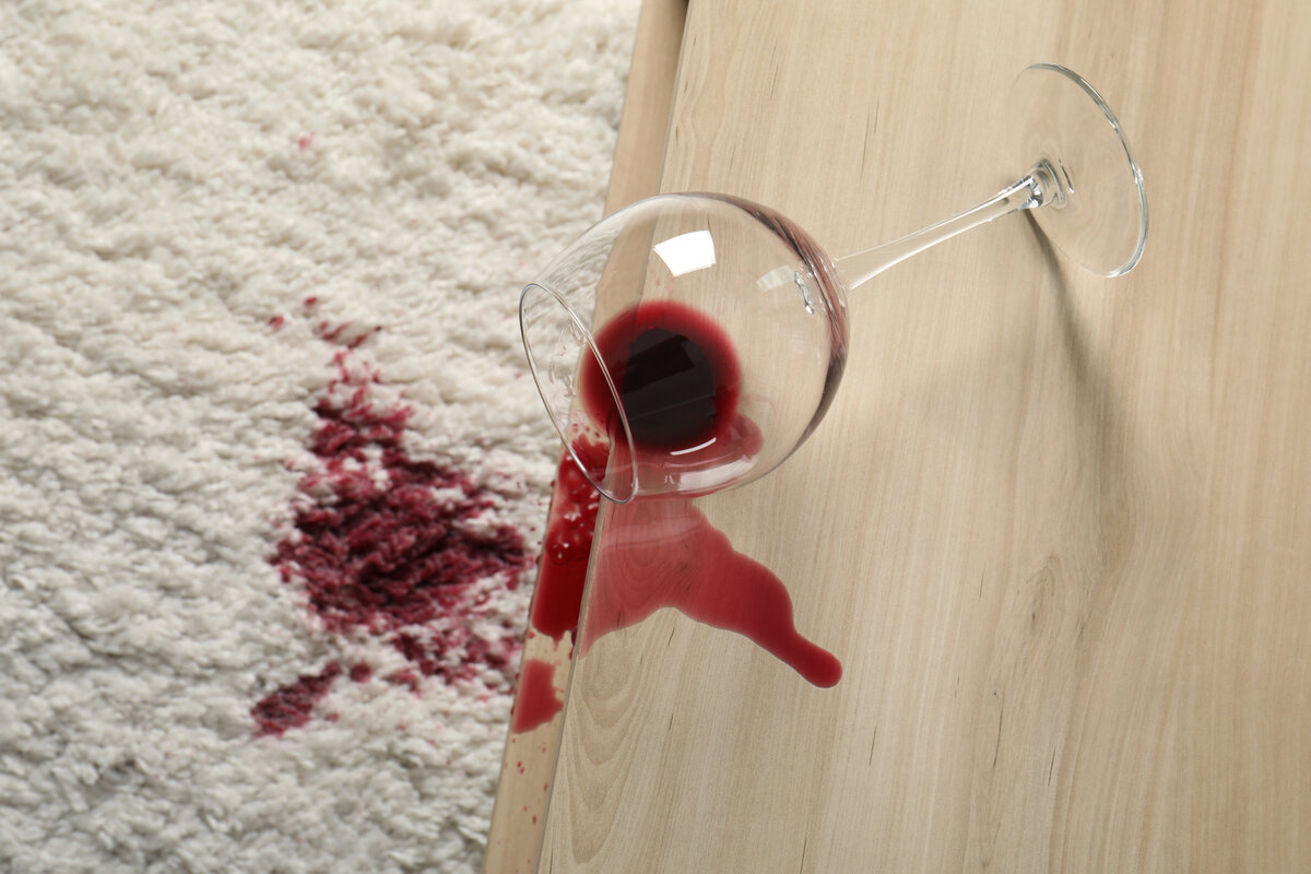Как удалить пятно от вина – советы экспертов