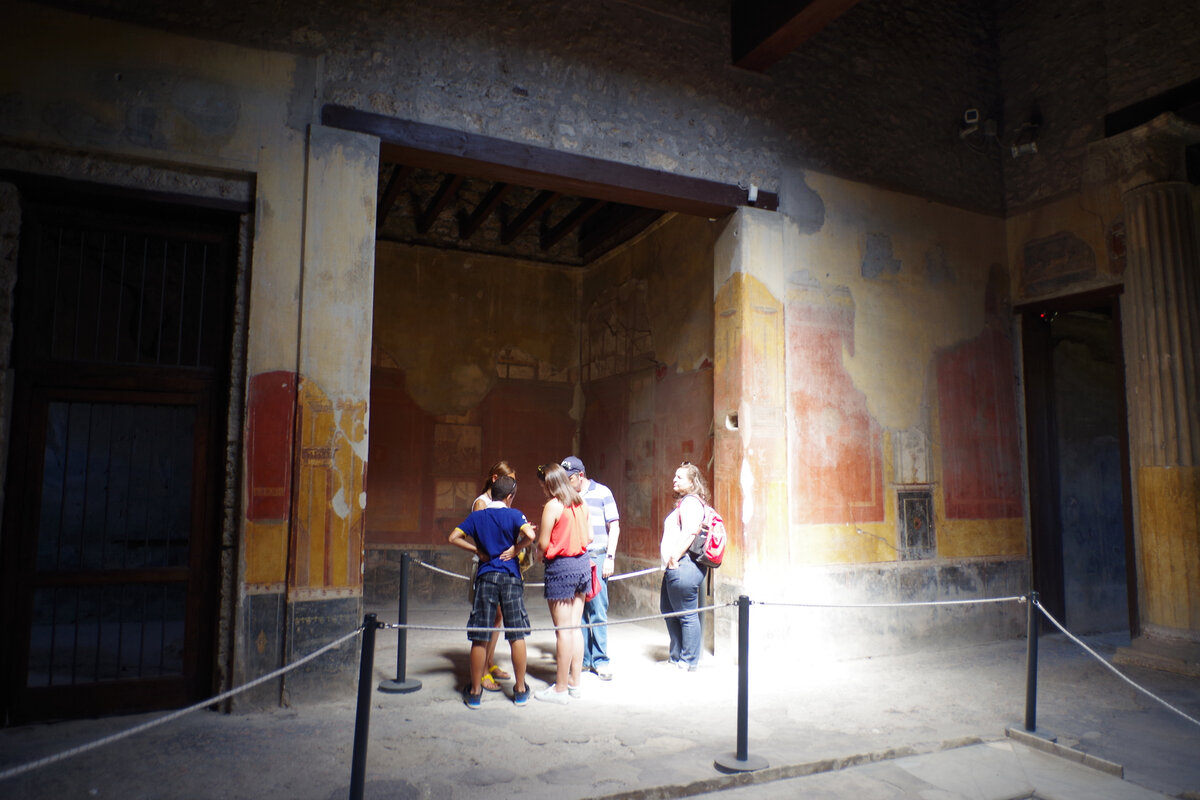 Заметьте, как выглядит естественно - через отверстие в крыше - освещенный атрий