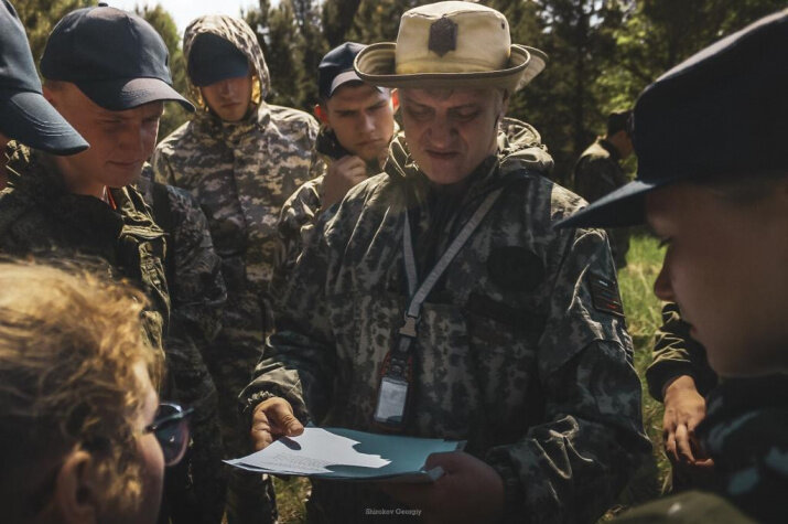 Поисковик Александр Матвеев с участниками экспедиции. Фото: Георгий Широков