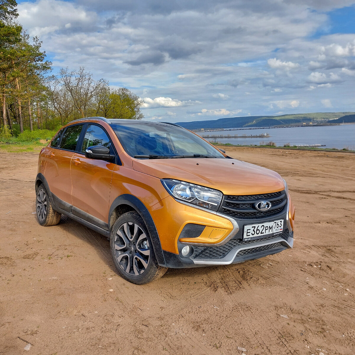 LADA XRAY Cross в комплектации Instinct, 2021-ого года выпуска.