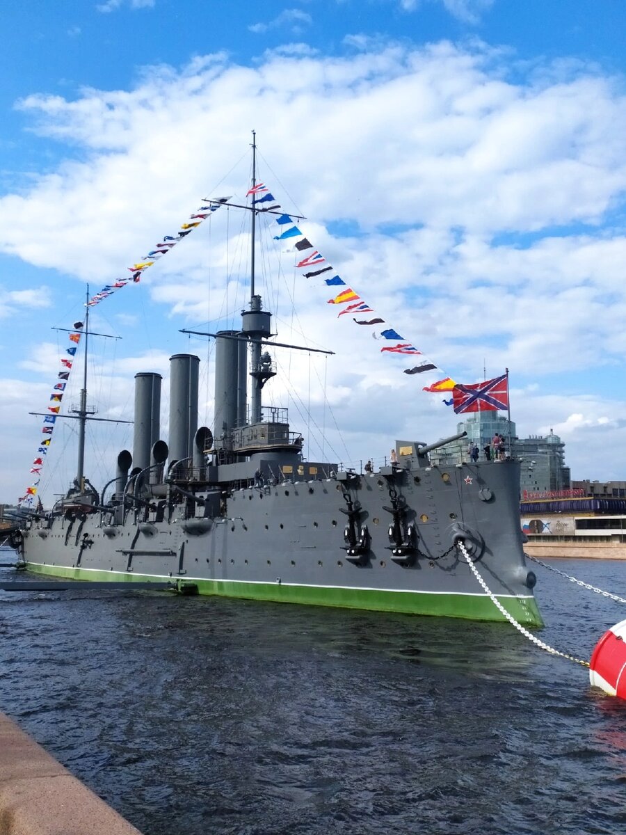 Крейсер Аврора - символ революционных преобразований в Российской истории