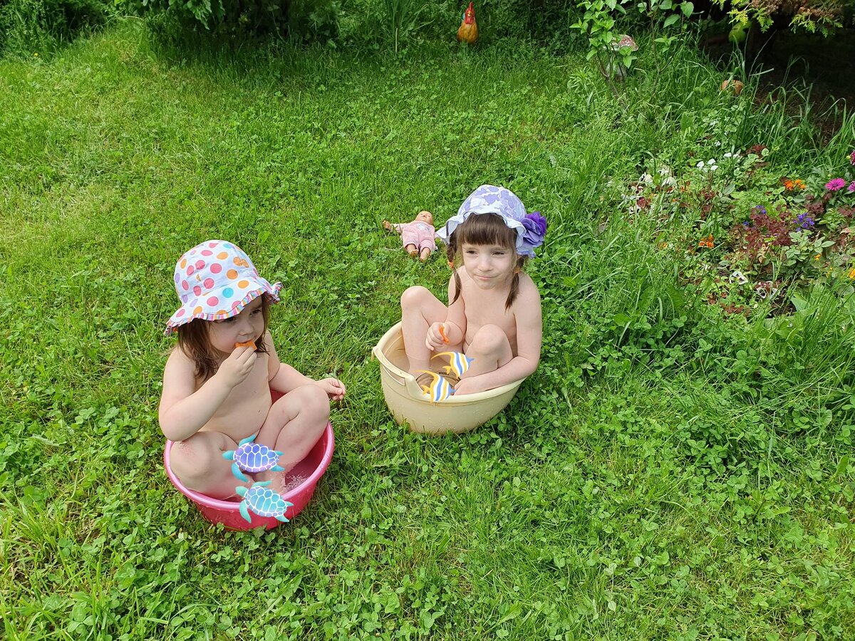 Водные процедуры на даче. Фото из семейного архива