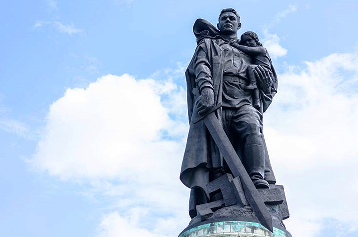 «Воин-освободитель» — монумент советским воинам на военном мемориале в Трептов-парке в Берлине