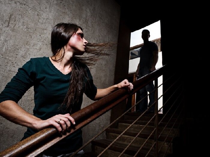 Фото Человек абьюзер и его "жертва".