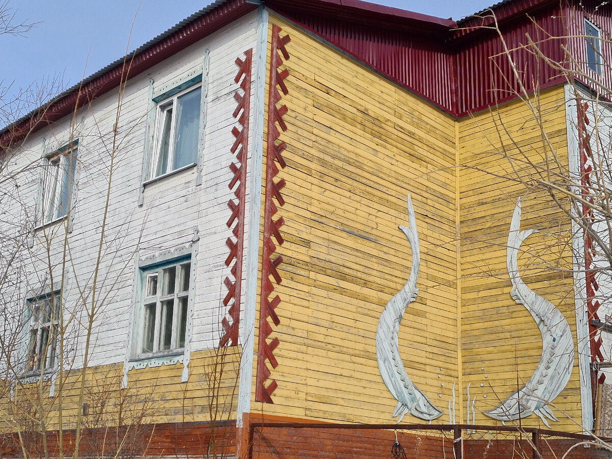 Дома в Аксарке с изображением осетров