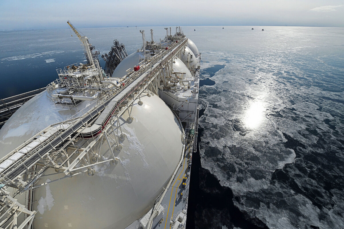 Танкер-газовоз "Гранд Анива" на территории первого в России завода по производству сжиженного газа (СПГ)