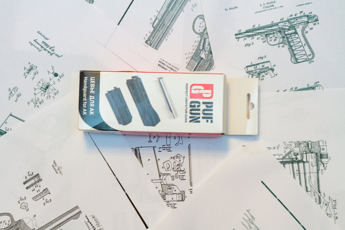 Сразу отмечу - надписи на английском сделаны явно через гугл-транслейт и с ошибками в принципе. В частности, не Handguard for AK (прямой перевод как есть "цевья для АК"), а AK handguard, и так далее - сторону с надписями на английском даже не фотографировал, ибо одна фраза "М-lok system allows for installation" страшнее, чем даже китайско-английский на все том же Алиэкспрессе. Ну серьезно, мужики, не могли найти человека, знакомого с английским не на "Вы"?