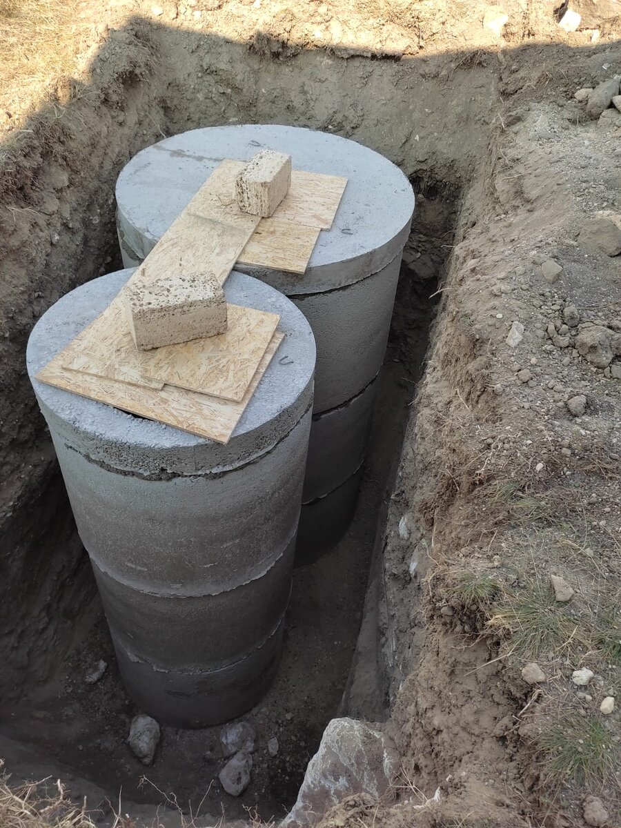 канализация - септик (3 ж/б кольца). шамбо из бетонных колец. колодец канализационный железобетонный. колодец канализационный 2 метра. частный дом колодец водоканал.