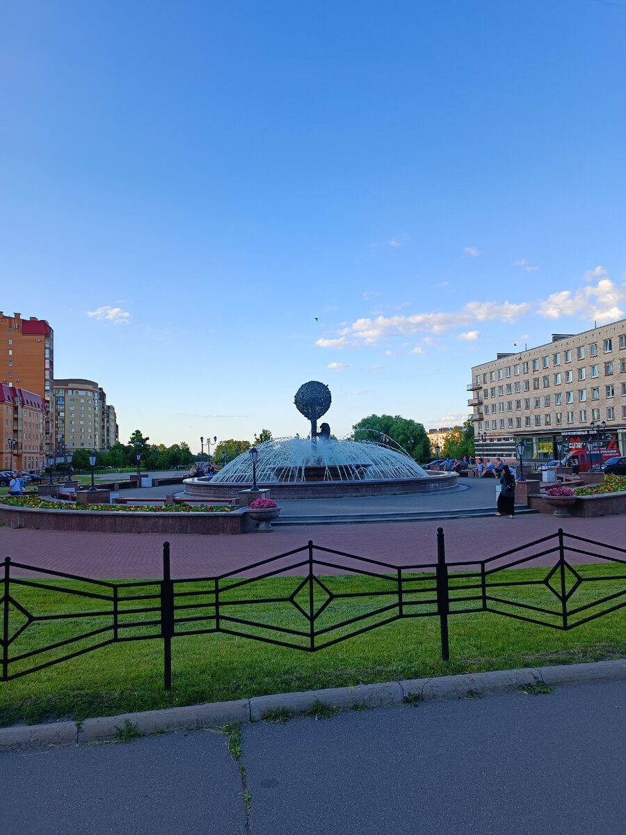 Фонтан на площади Александровская улица г Ломоносов