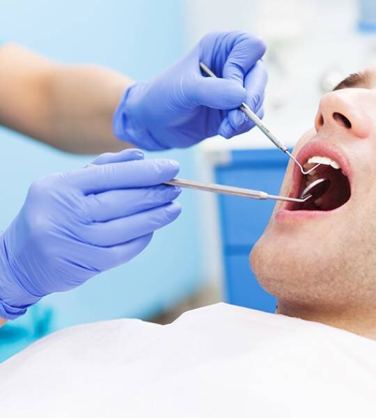 Стоматолог-ортопед: что делает и что лечит