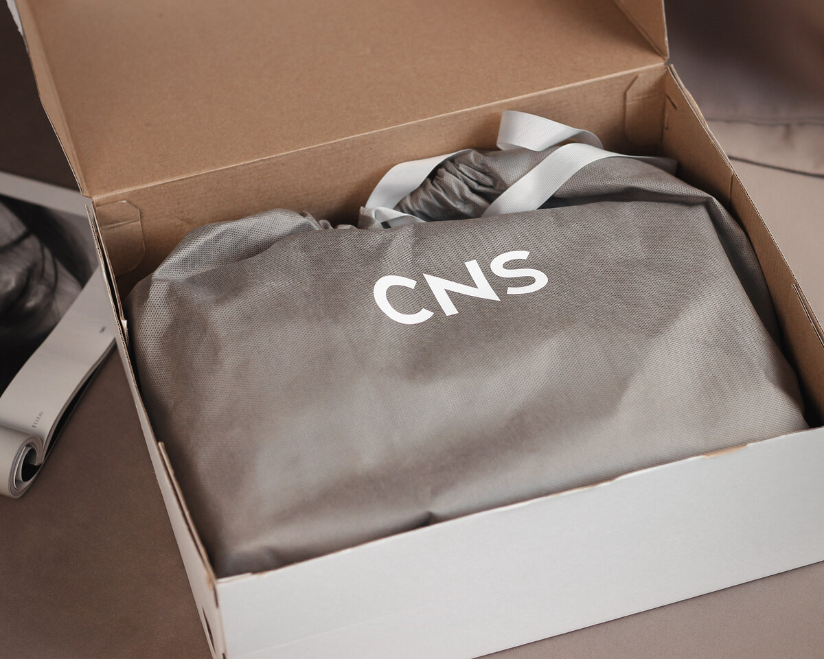 Сумки приехали в добротной картонной коробке и фирменном пыльнике. Можно быть уверенной, что по дороге в ваши руки с ними ничего не произойдёт: