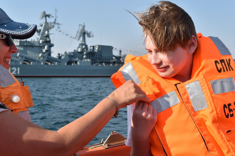 День ВМФ 2018. На заднем плане "Москва"