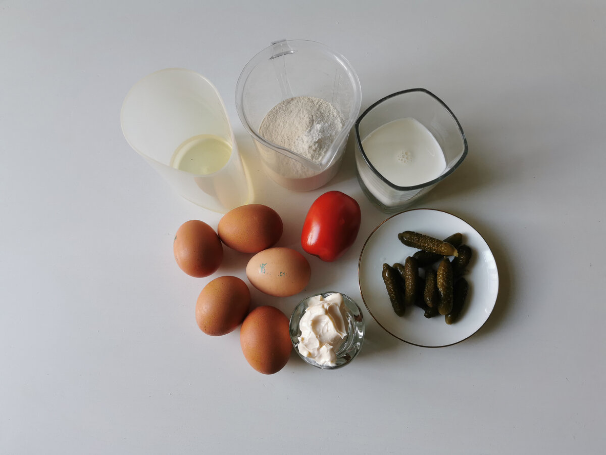 Ингредиенты: 4 яйца, молоко 80 мл, масло растительное 50 мл, мука 120 г, разрыхлителя 5 г, помидор 100 г, огурцы соленые 50 гр