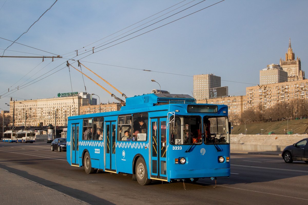 Троллейбус в москве. Троллейбус ЗИУ Мосгортранс. Последний троллейбус Окуджава. 2 Троллейбусный парк Москва 2021. Троллейбус фотографии.