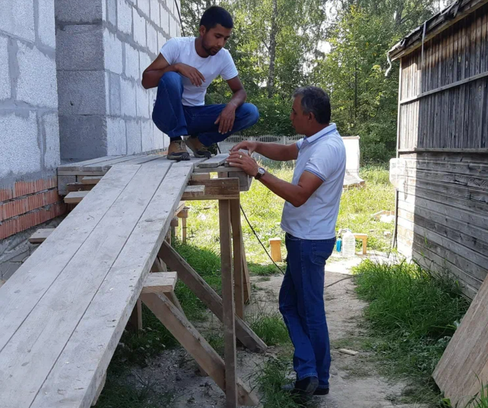 Прораб объясняет бригадиру на что обратить особое внимание