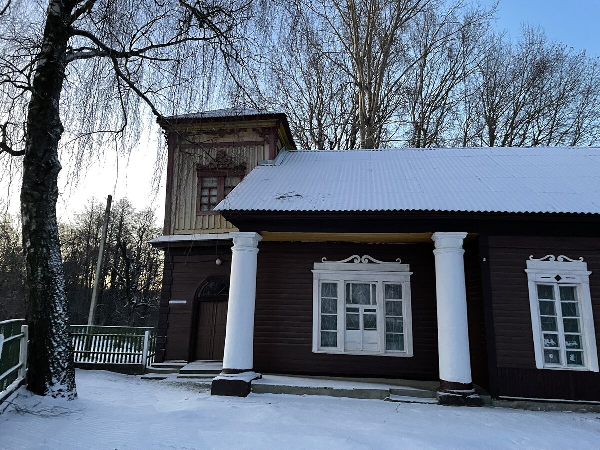 Слева имеется интересная башенка