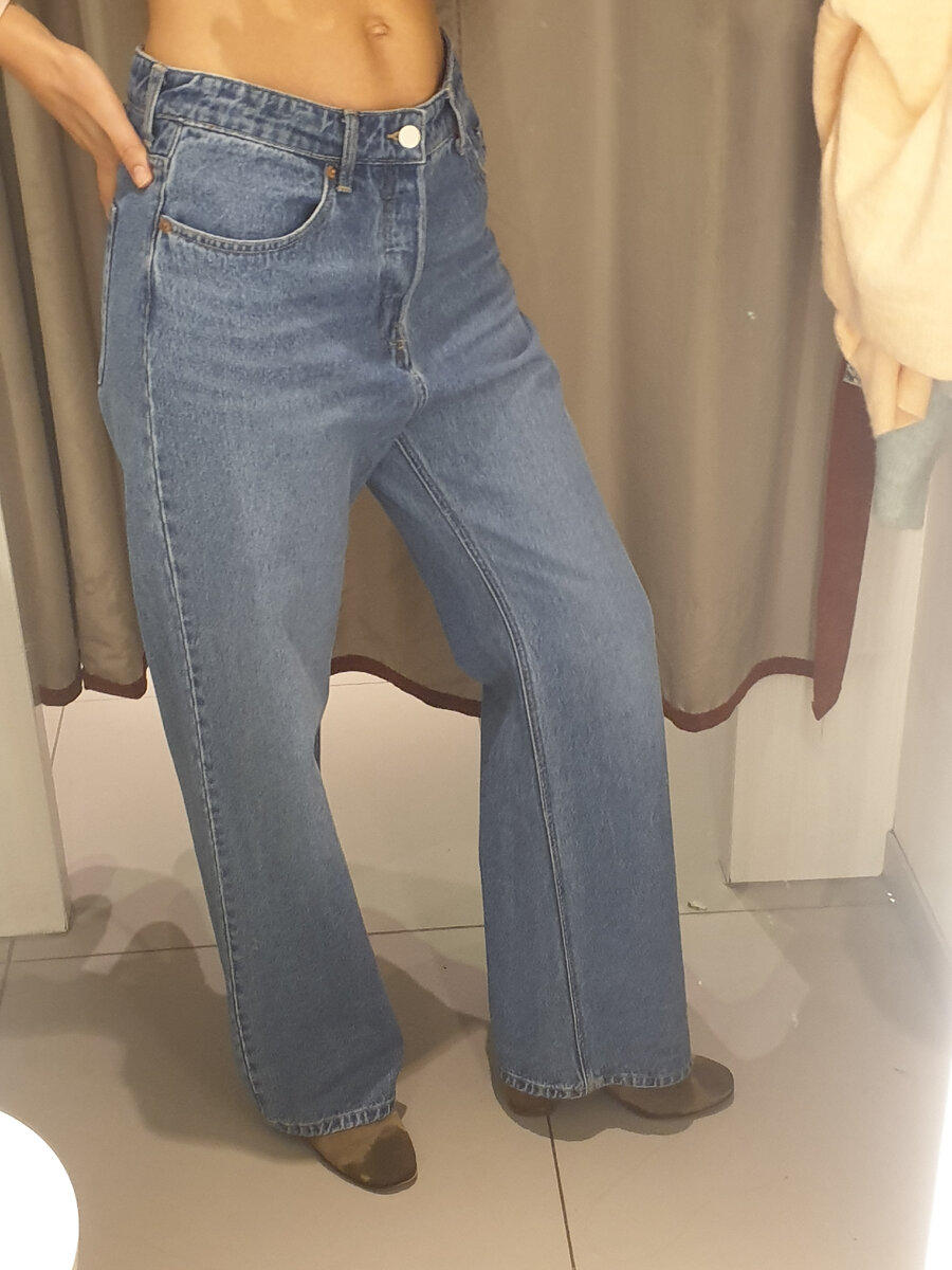 Джинсы H&M, модель 90's wide regular. Размер 38. Цена 2299 руб.