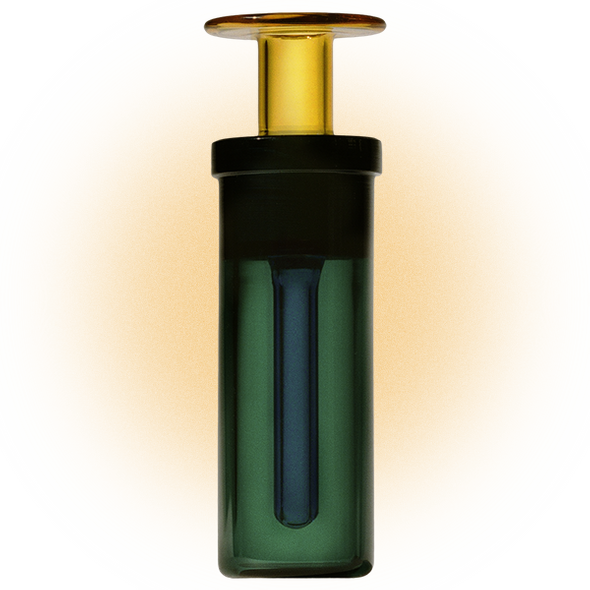 
купить€266Парфюмерная вода Recedere, ApraНовая категория в парфюмерии — междисциплинарные ароматы от парижского парфюмерного стартапа Arpa Studios. Каждый аромат вызывает ассоциации с определенным местом. Например, Arco Spettro отражает вулканические кислотные ванны Даллола в Эфиопии — одно из самых жарких мест на планете, Recedere — солнечный свет сквозь деревья Голубого леса, расположенного к югу от Брюсселя, а аромат Fosforo вдохновлен японским островом Кюсю и особенно городом Беппу, известным своими горячими источниками и ежегодным фестивалем фейерверков. Использование ароматов задумано как мультисенсорный опыт (типа капсулы времени). Флакон продается в форме из глицеринового мыла, которым можно мыться. Кроме того, у каждого аромата есть свой саундтрек, да еще и на виниловой пластинке.