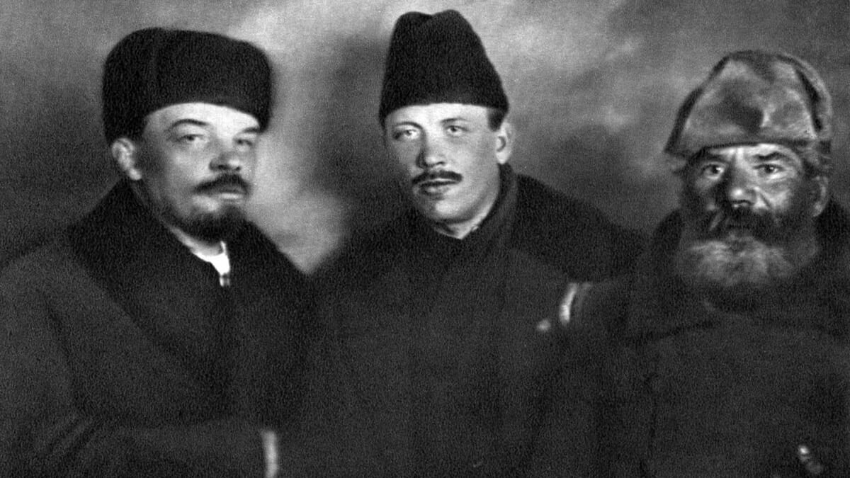 На VIII съезде  ВКП(б)  Демьян Бедный  с Лениным и крестьянином  http://www.demyan-bedniy.ru/