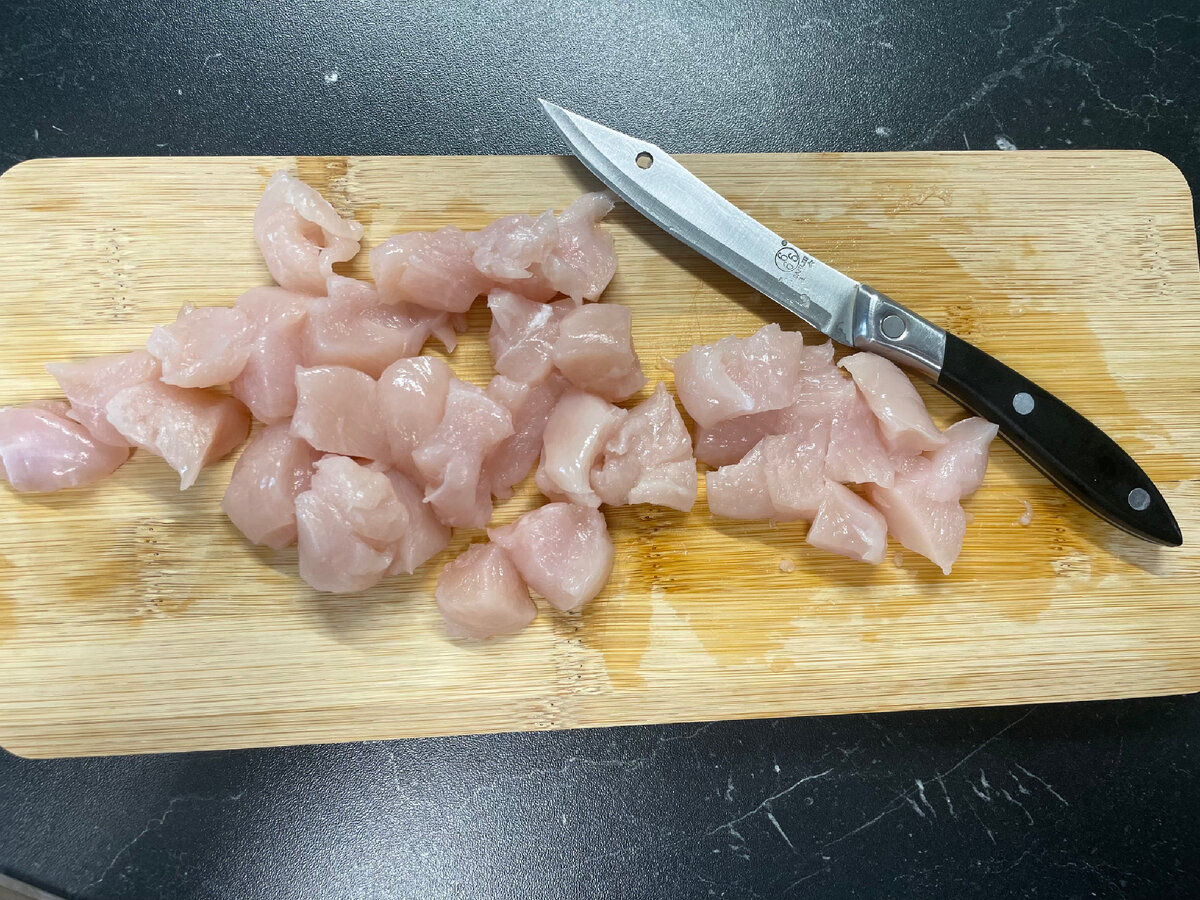 В кастрюлю с толстым дном налить растительное масло, переложить куриное филе и тушить на слабом огне до мягкости 