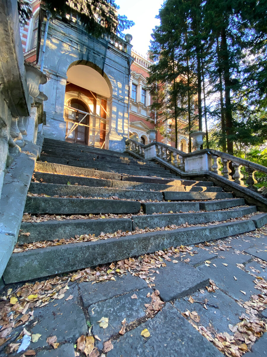 Вход в главный дом усадьбы.