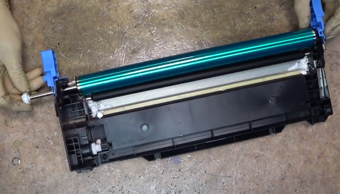 Фото 80. Очищаем кромку дозирующего лезвия ватной палочкой, смоченной сервисной жидкостью Inkmaster 