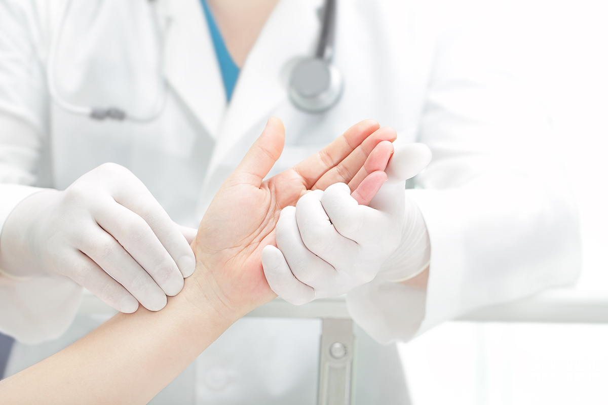 Не разгибаются пальцы на руках? Возможно, это контрактура Дюпюитрена ...