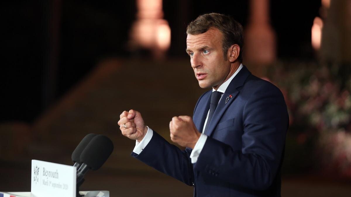    Эммануэль Макрон держит кулаки:Shaaban/Bloomberg via Getty Images