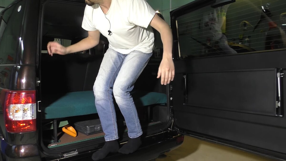 Стою на заднем бампере. В заводском варианте такое могло закончится отрывом (или изгибом) его от кузова.