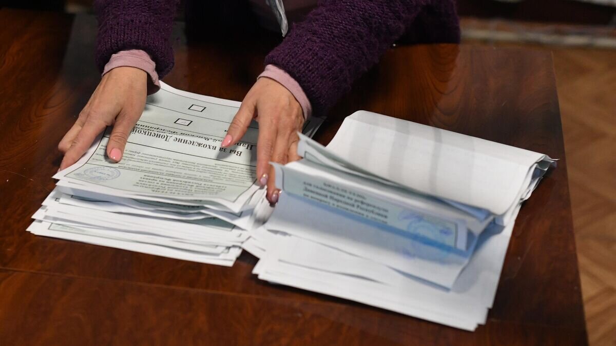    Сотрудница избирательной комиссии на избирательном участке в Донецке считает голоса по итогам референдума по вопросу вхождения ДНР в состав Российской Федерации© РИА Новости