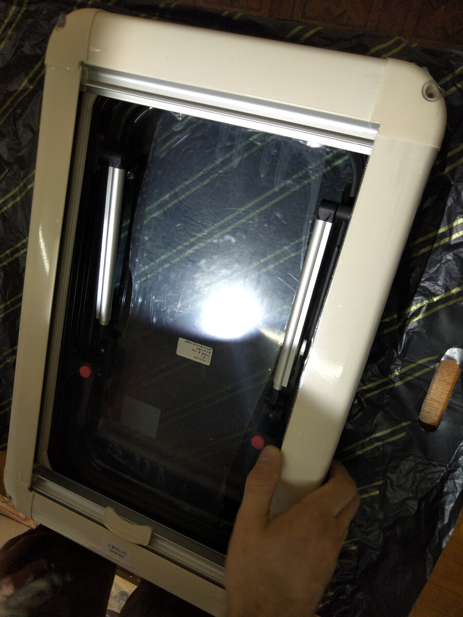 Подошло под оконную выштамповку двери и открывается на большой угол - ок. 45 град. (листайте) 