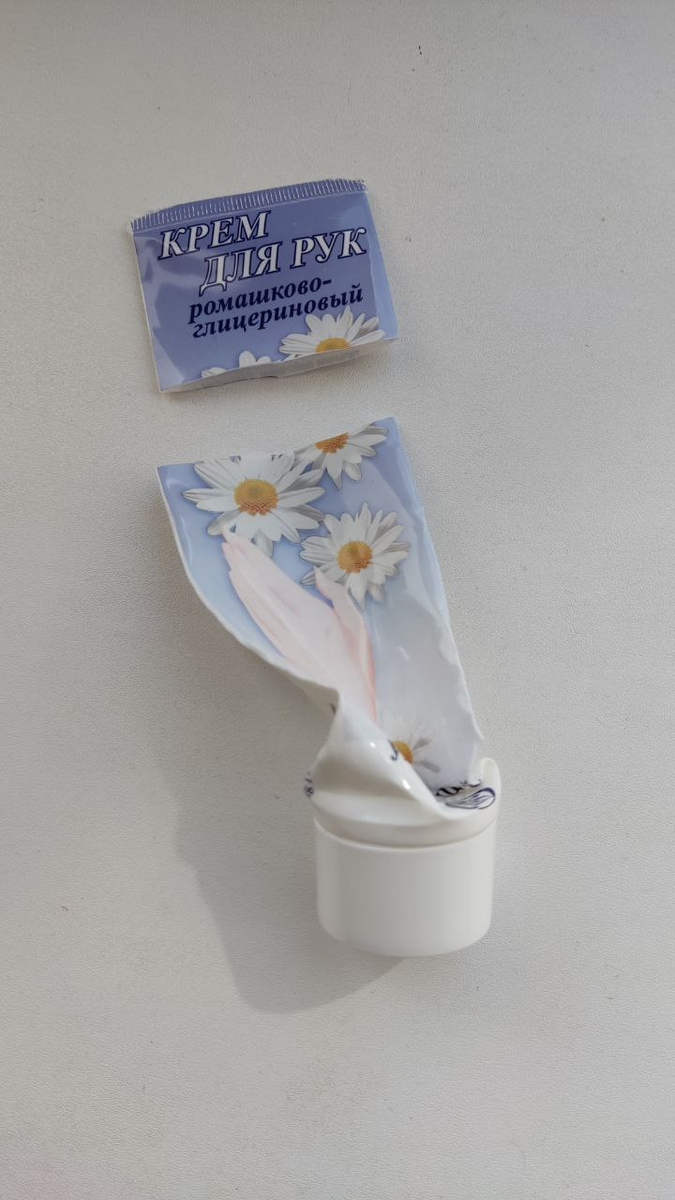 Крем для рук, лежавший со времен первого проекта. На лето подошел.