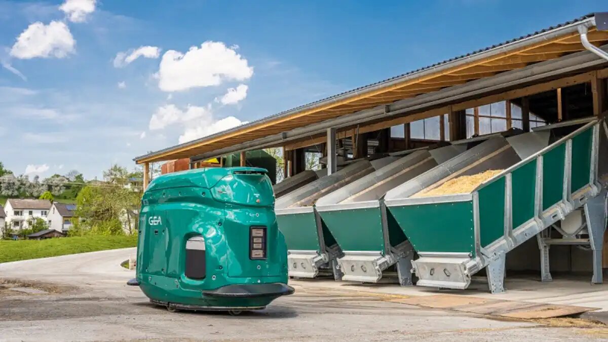 Фото: agrartechnik.ch Новый автономный робот GEA DairyFeed F4500 для животноводства