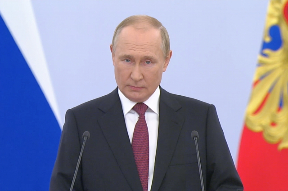    Путин получил в подарок трактор от Лукашенко и пирамиды фруктов от Рахмона