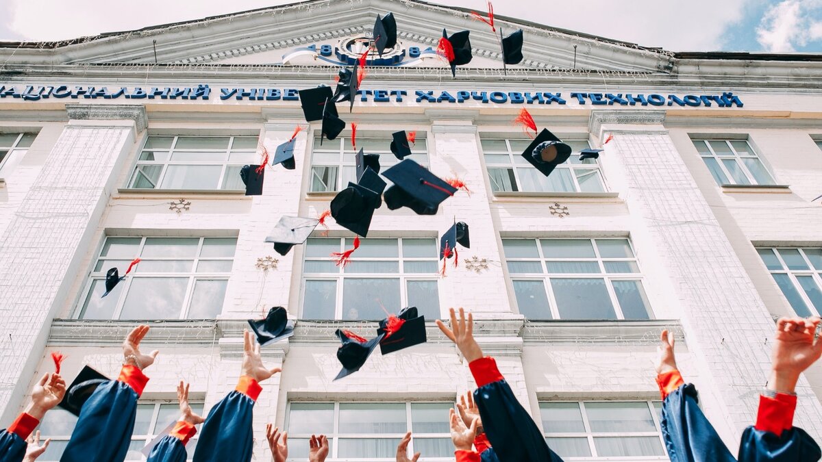     В пятерку лучших вузов страны, выпускающих самых востребованных и успешных специалистов, вошли НИУ ВШЭ, РАНХиГС, Университет «Синергия», СПбПУ и МГУ имени М.В. Ломоносова.