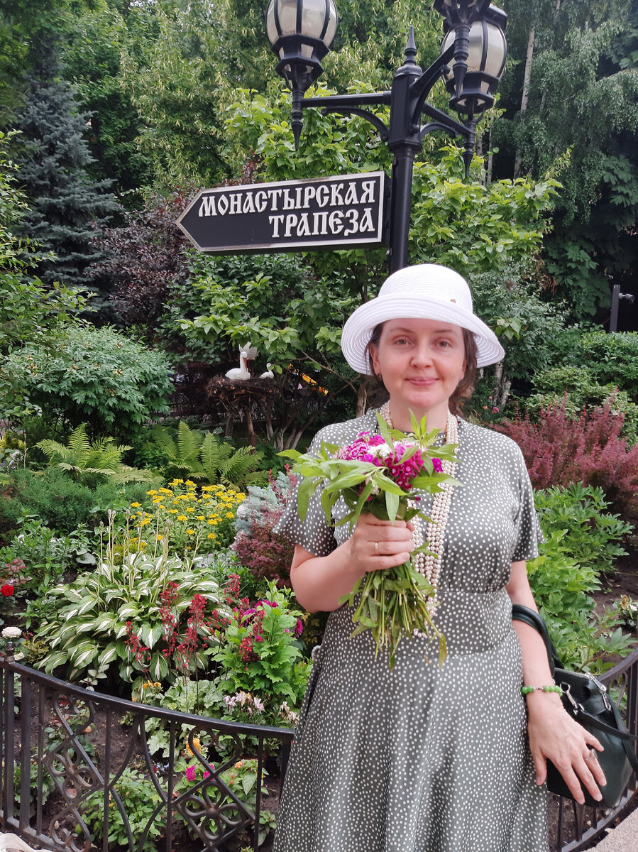Фото - в Покровском монастыре г.Москвы с букетом от Святой Блаженной Матроны Московской, 2022 год.