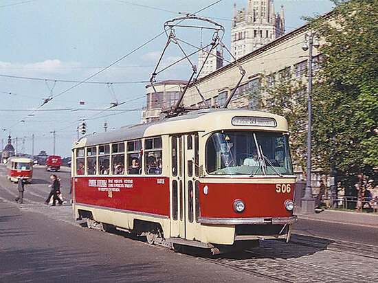 Трамвай пятерочка, вези в Черемушки меня, вези меня!