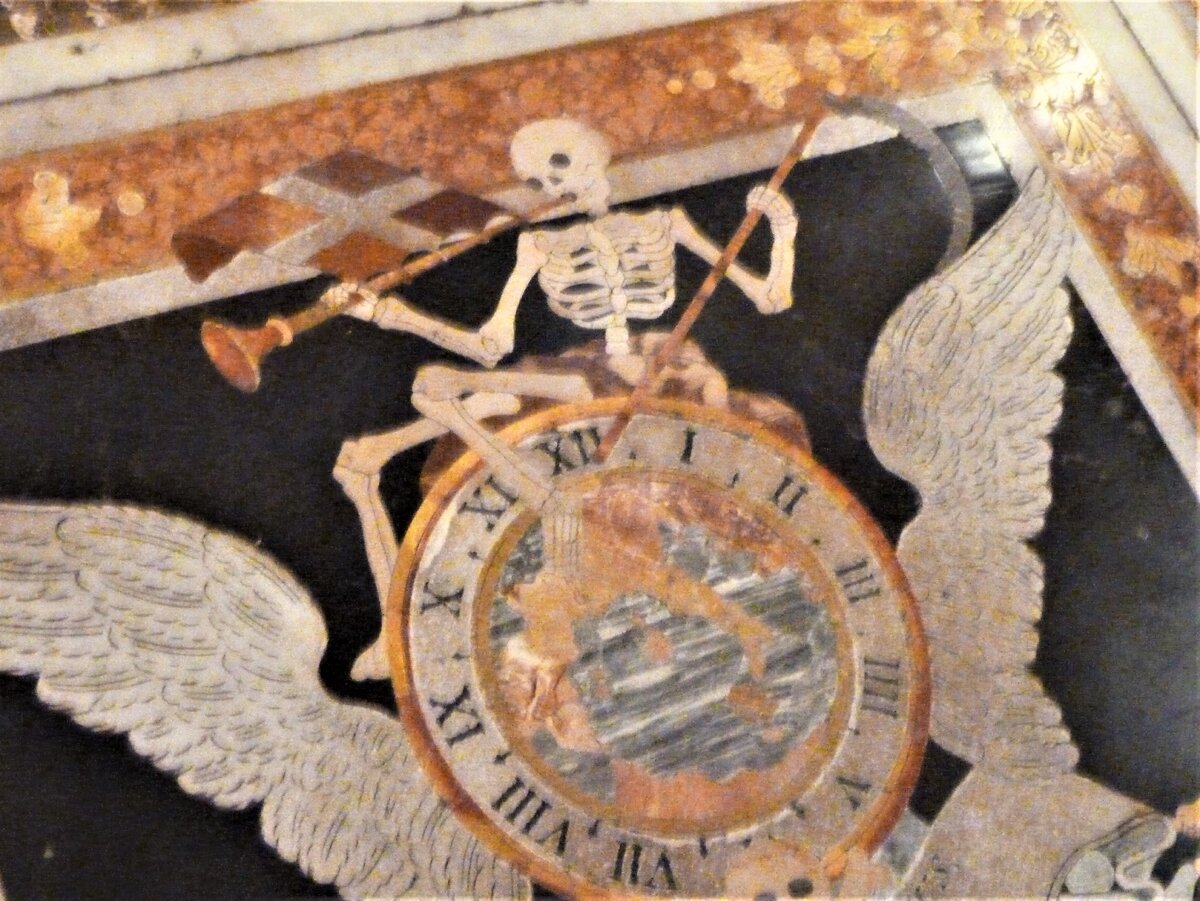 Такие прекрасные скелеты украшают полы соборов на Мальте.